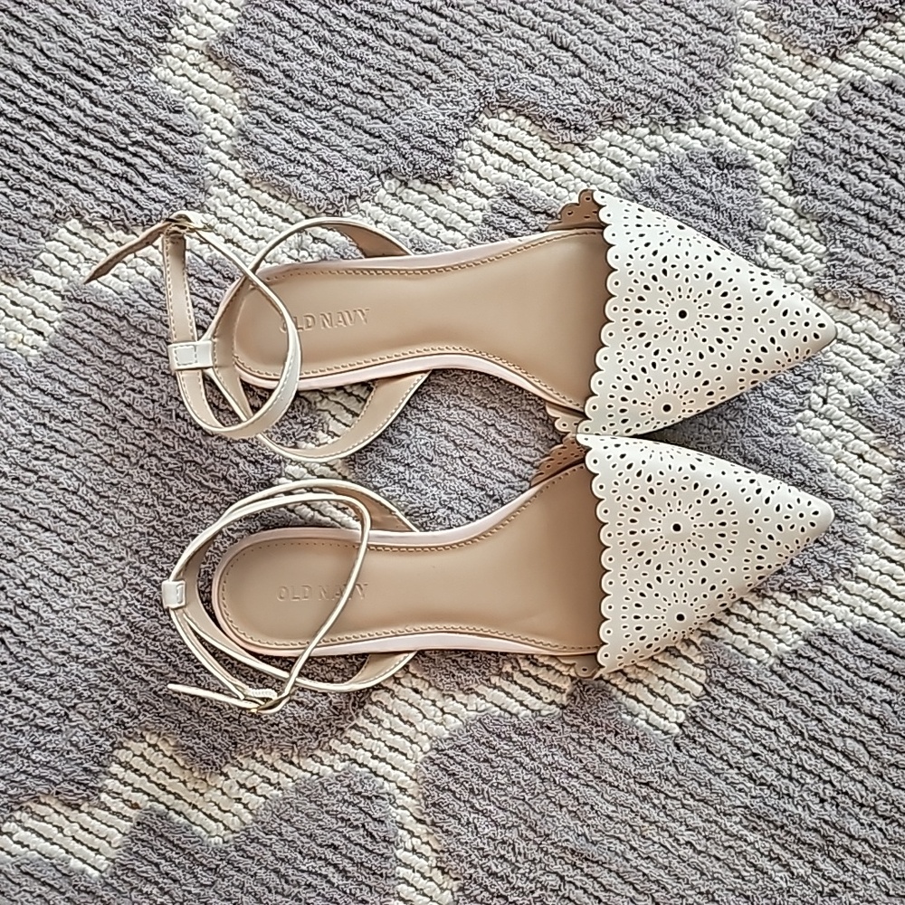 Womens size 7 cream laser cut pointed toe ankle strap flats